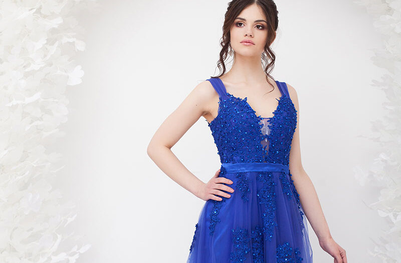 Легкое и воздушное синее (ультрамарин) платье с небольшим шлейфом